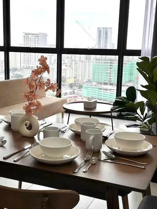 Urban Georgetown 9Pax 4Queenbed 3Bedroom 2Bath 2Carparks Jelutong 0*,  Malaysia