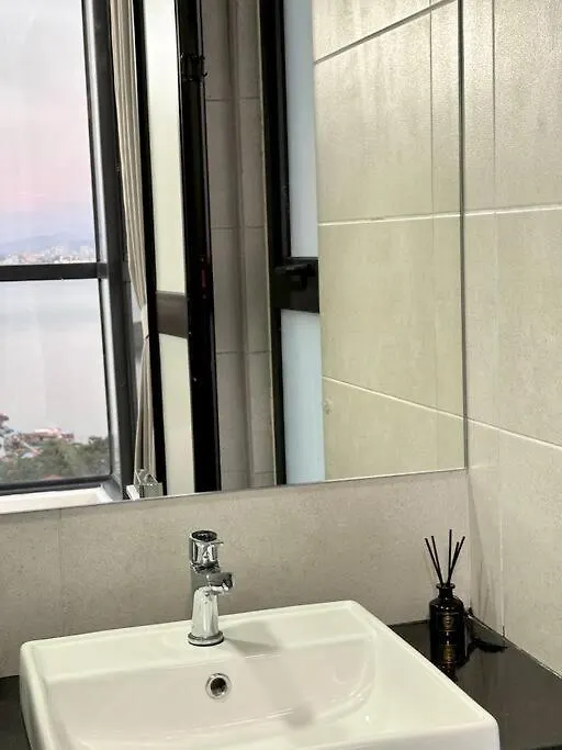 Urban Georgetown 9Pax 4Queenbed 3Bedroom 2Bath 2Carparks Jelutong 0*,  Malesia