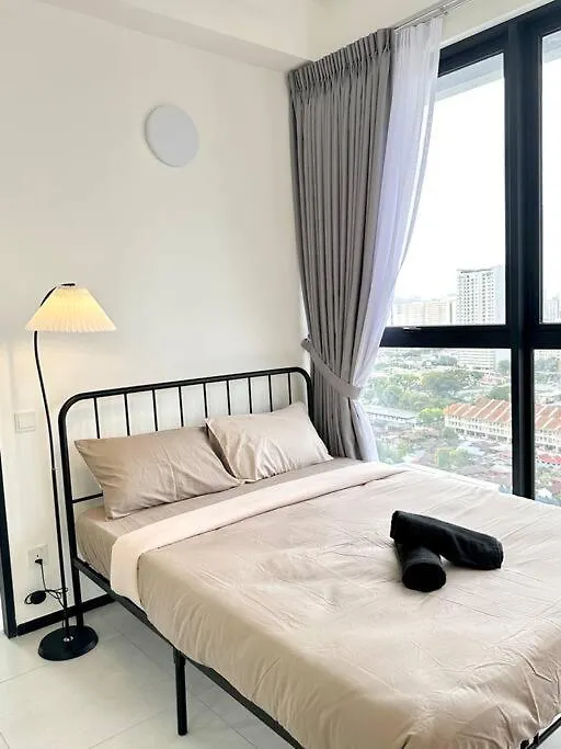 Urban Georgetown 9Pax 4Queenbed 3Bedroom 2Bath 2Carparks Jelutong 0*,  Malesia
